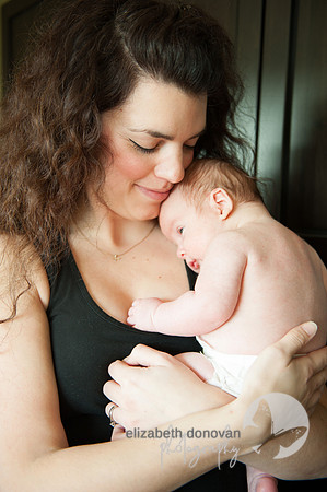 mum and baby cuddling Baby photo shoot in the home natural photography with little one family lifestyle swindon wiltshire