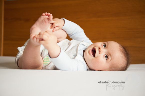 baby rolling around Baby photo shoot in the home natural photography with little one family lifestyle swindon wiltshire