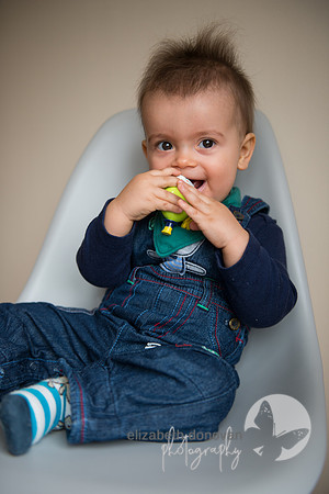 littl one sitting up Baby photo shoot in the home natural photography with little one family lifestyle swindon wiltshire
