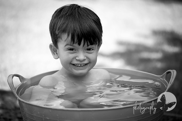 relaxed outdoor family portrait in swindon elizabeth donovan photography cute children portrait