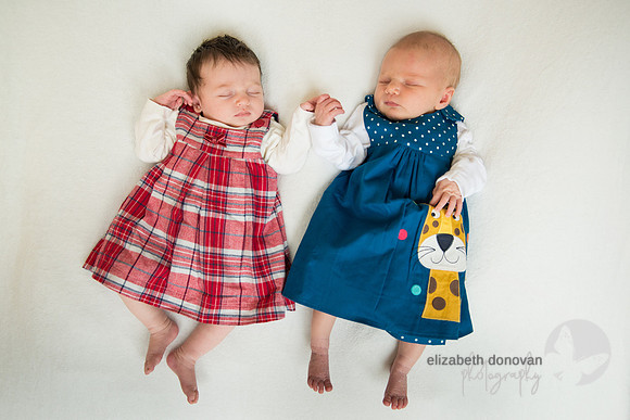 cousin babies hold hands in cute photograph Baby photo shoot in the home natural photography with little one family lifestyle swindon wiltshire