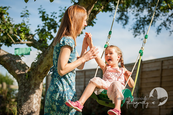summer photo shoot in family garden in wiltshire mum and daughter play elizabeth donovan photography