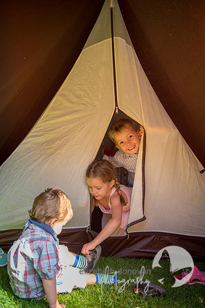 relaxed outdoor family portrait in swindon elizabeth donovan photography cute children portrait