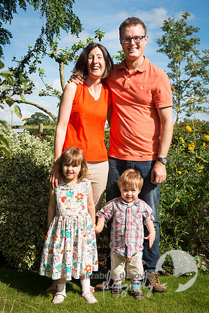elizabeth donovan photography summer family photo shoot wiltshire family portrait mum dad kids