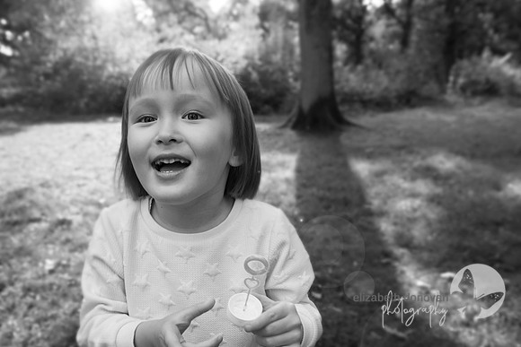 relaxed outdoor family portrait in swindon elizabeth donovan photography cute children portrait