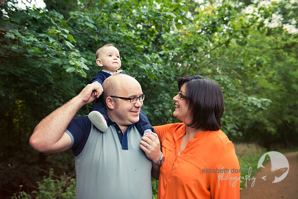 relaxed outdoor family portrait in swindon elizabeth donovan photography cute children portrait