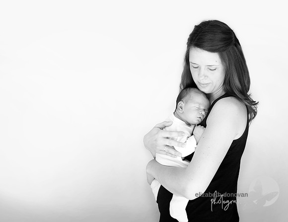 black and white mum and baby Baby photo shoot in the home natural photography with little one family lifestyle swindon wiltshire