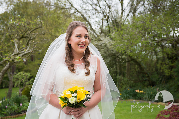 elizabeth donovan photography bride ready to get married with yellow flowers