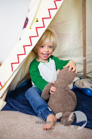wiltshire little boy playing in his tent at home photo shoot elizabeth donovan photography