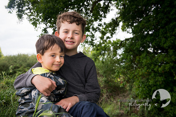 brothers hugging relaxed outdoor family portrait in swindon elizabeth donovan photography cute children portrait