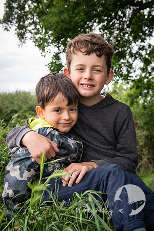 brothers hugging relaxed outdoor family portrait in swindon elizabeth donovan photography cute children portrait