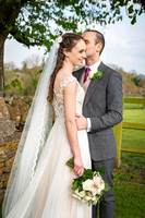 elizabeth donovan photography bride and groom kissing at barn in wiltshire