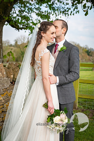 elizabeth donovan photography bride and groom kissing at barn in wiltshire