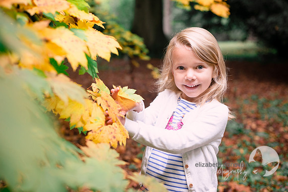 elizabeth donovan photography outdoor photo shoot in the trees autumn little girl playing wiltshire