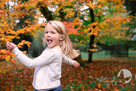 elizabeth donovan photography outdoor photo shoot in the trees autumn little girl playing wiltshire
