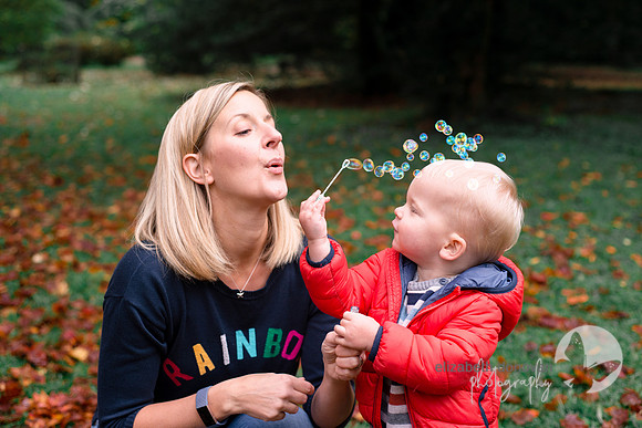 elizabeth donovan photography outdoor photo shoot in the trees autumn mother and son blowing bubbles