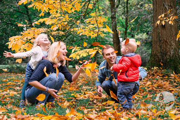 elizabeth donovan photography outdoor photo shoot in the trees autumn family playing in the leaves