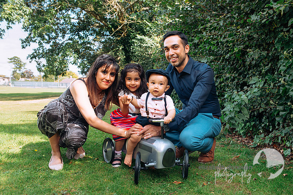 relaxed family portrait in wiltshire elizabeth donovan photography family time