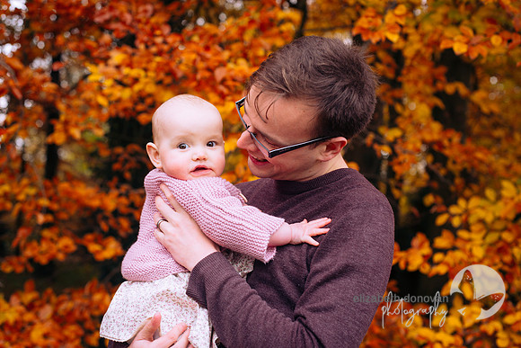 elizabeth donovan photography outdoor photo shoot in the trees autumn baby playing in leaves lydiard