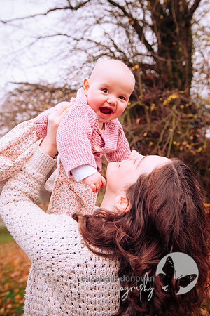 elizabeth donovan photography outdoor photo shoot in the trees autumn baby playing in leaves lydiard