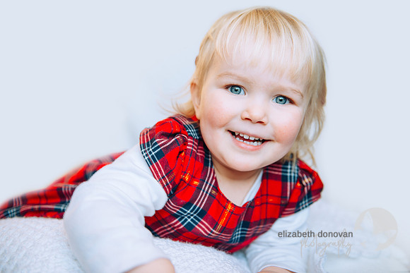 wiltshire elizabeth donovan photography cute children photo shoot at home relaxed photography with little girl
