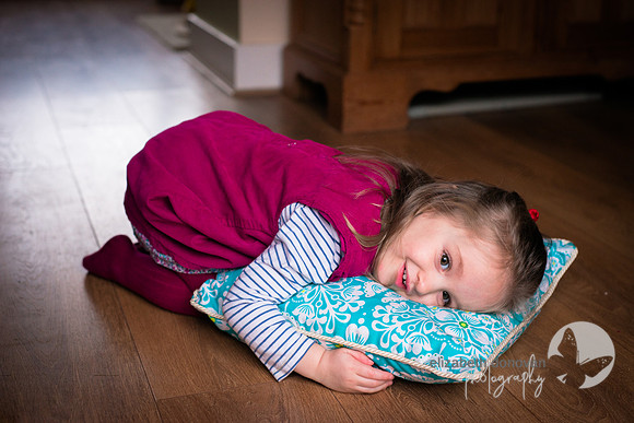 elizabeth donovan photography cute children photo shoot at home relaxed photography with little girl