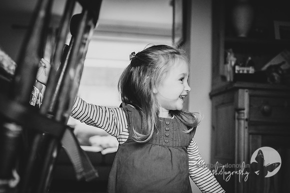 elizabeth donovan photography cute children photo shoot at home relaxed photography with little girl