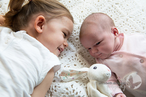 sister and baby sister on a blanket Baby photo shoot in the home natural photography with little one family lifestyle swindon wiltshire