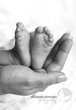 baby toes so small in mums hands Baby photo shoot in the home natural photography with little one family lifestyle swindon wiltshire